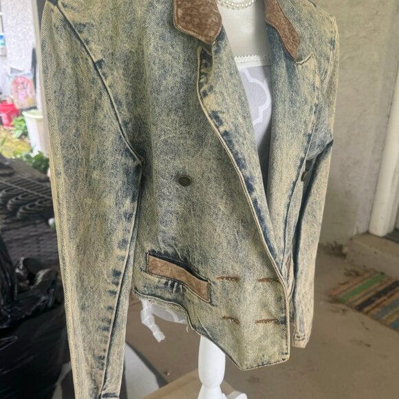 Rare vintage acid wash cropped denim blazer featuring a sharp double-breasted si - Picture 3 of 6